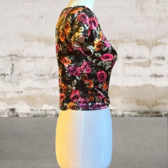 Forever 21 Women's Black with Pink Floral Fitted Crop Blouse Size Small - Picture 2 of 4